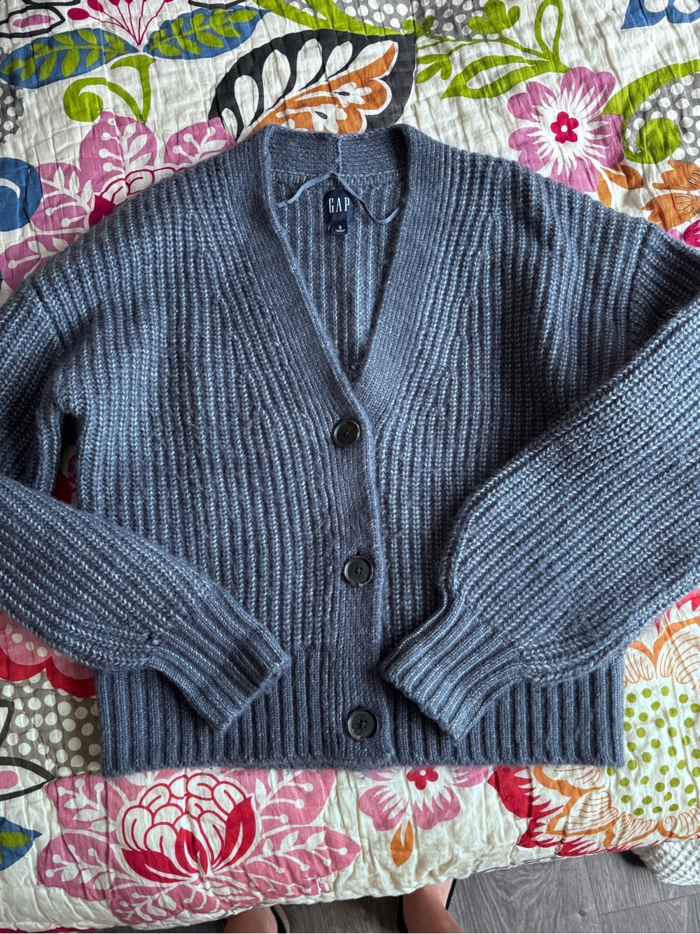 Gap v neck balloon sleeved v neck big button cardigan small